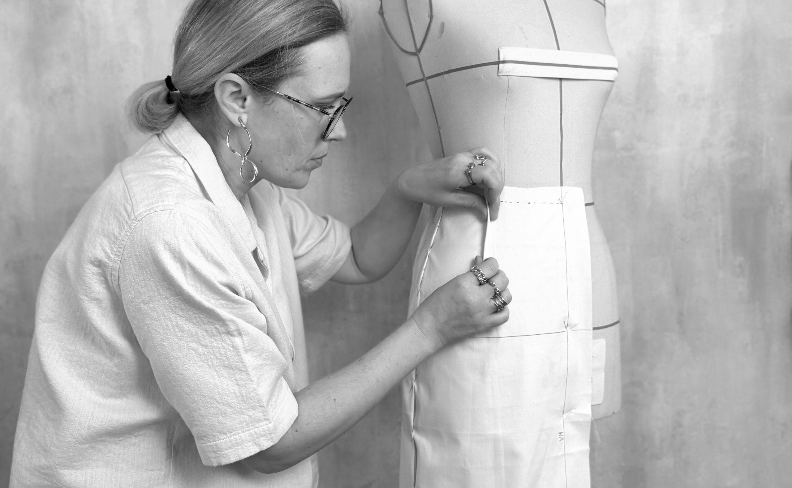 Schnittkonstruktion an der Schneiderbüste – Online lernen bei ELLU Studios mit Elise und Luise