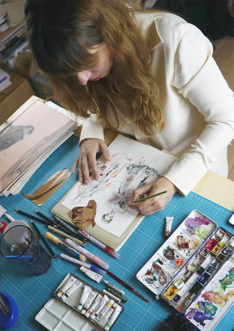 Entwurf und Illustration an einem Arbeitstisch
